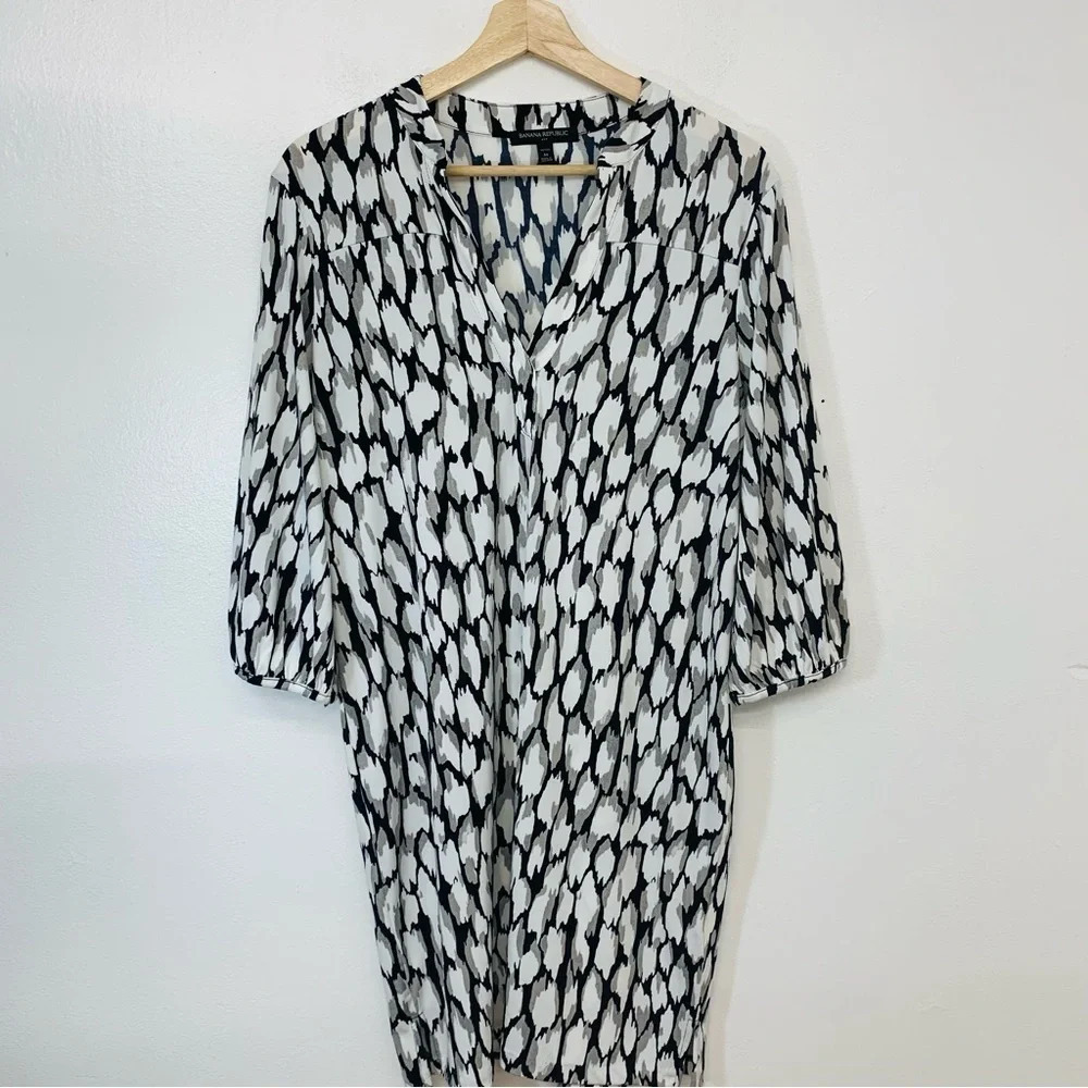 Banana Republic Dress MP  Stretch Knit Pop Over Knit V Neck‎ Black White Print